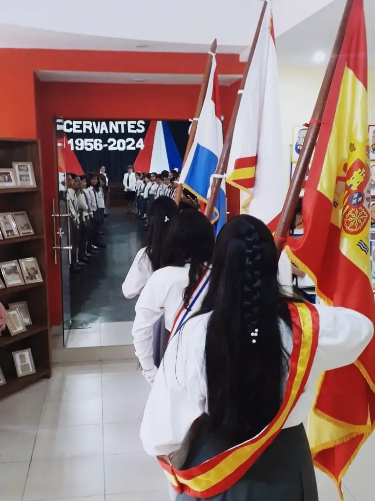 Alumnos Colegio Cervantes entrando al salón de actos.